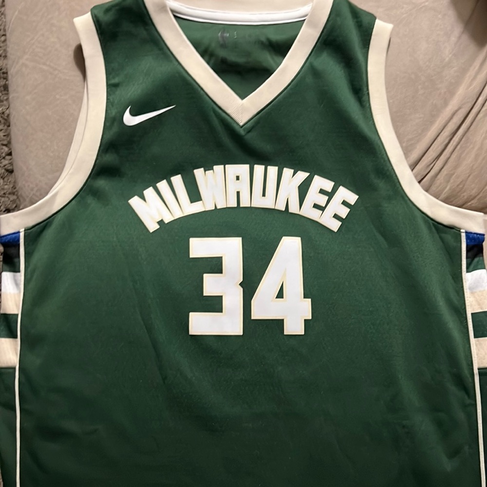 In Excellent Used Condition Milwaukee Bucks Boys Antetokounmpo 34 Jersey